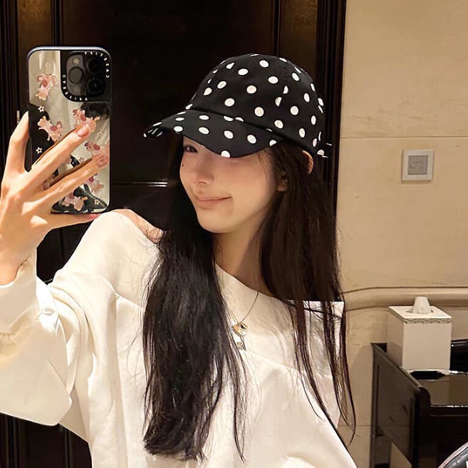 Mũ bóng chày nữ phong cách Hàn Quốc, mềm mại với họa tiết chấm bi đen, phù hợp mùa hè chống nắng và tôn lên vẻ mặt nhỏ nhắn