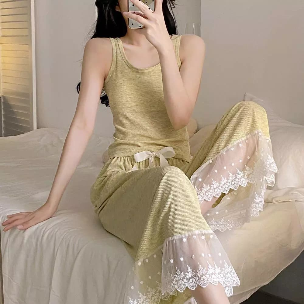 Bộ đồ ngủ mùa hè chất liệu lụa băng (sợi mát) chống ẩm nhanh khô, áo không tay dài quần, thiết kế viền ren cá tính, phong cách thanh lịch nhẹ nhàng – mặc nhà cực thoải mái