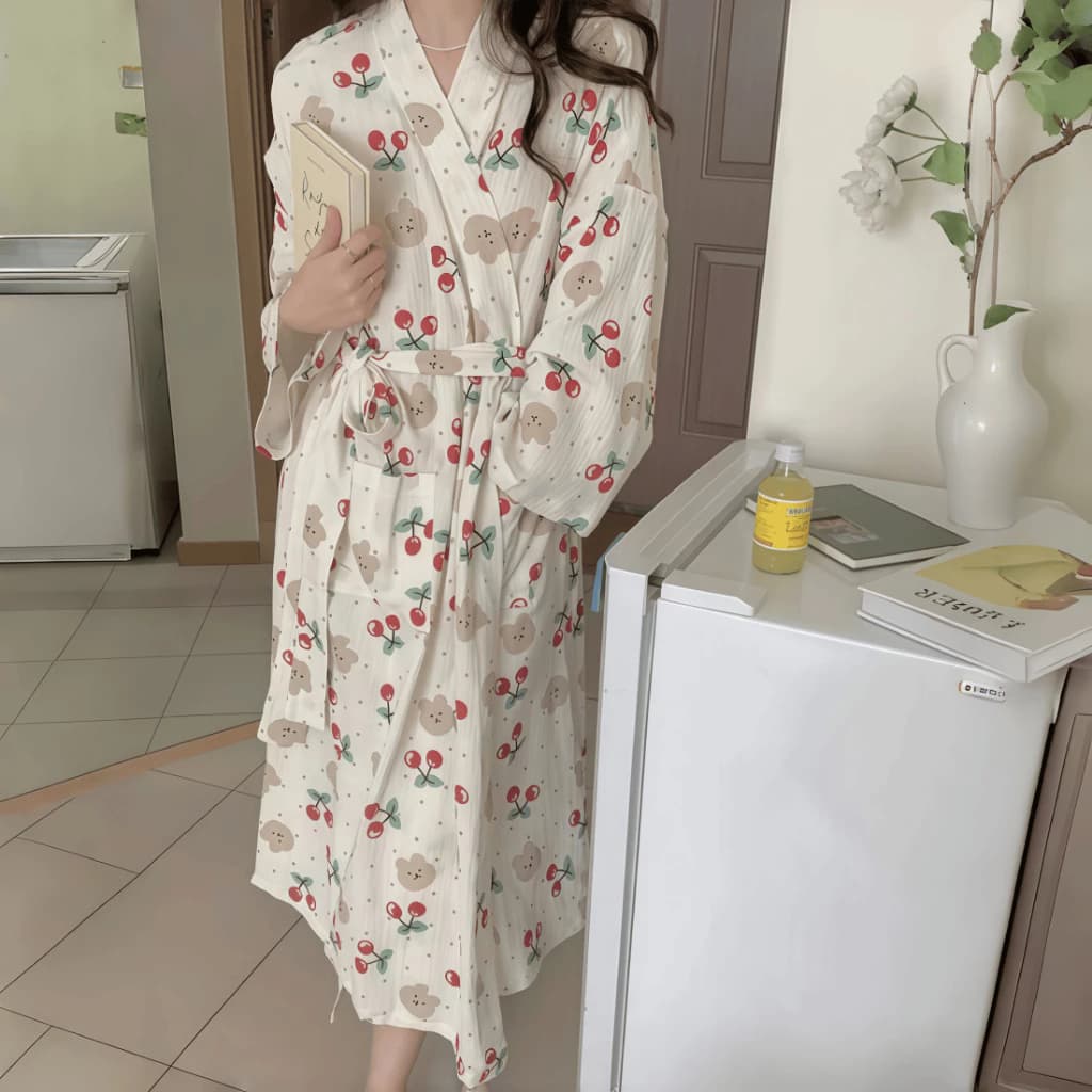 Áo choàng ngủ nữ phong cách Hàn Quốc dễ thương mới 2026: Cổ V tay dài in họa tiết xinh xắn, dáng rộng rãi có size lớn (plus size), chất mát【mặc nhà hay dạo phố đều đẹp – mặc được quanh năm】