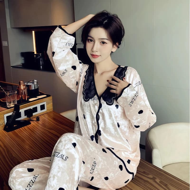 Bộ đồ ngủ nhung vàng cao cấp cho nữ – Áo khoác dài tay có đệm ngực + quần dài – Mẫu mới thu đông 2026 – Sang trọng, ấm áp, mặc nhà hay ngủ đều êm ái.