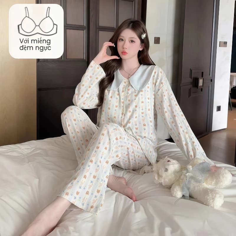 Bộ đồ ngủ mùa thu cho nữ – Chất Cloud Cotton mềm mịn, có đệm ngực – Thiết kế cổ bèo dễ thương, dáng rộng rãi – Phù hợp với nhiều vóc dáng – Có thể mặc ở nhà thư giãn hoặc mặc ra ngoài nhẹ nhàng