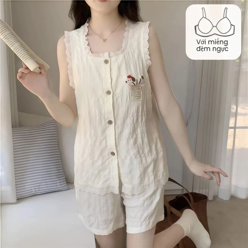Bộ đồ ngủ mùa hè cho nữ – Chất Cloud Cotton mềm mát, màu kem nhẹ nhàng – Có đệm ngực, thiết kế cổ tròn ren dễ thương – Áo ba lỗ + quần đùi – Mặc ở nhà hay ngủ đều thoải mái, phong cách ngọt ngào