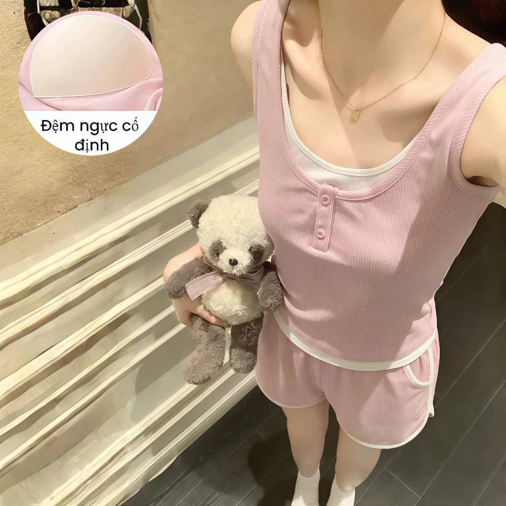 Bộ đồ ngủ mùa hè cho nữ – Thiết kế giả 2 lớp, có đệm ngực – Áo ba lỗ cổ tròn + quần đùi – Màu hồng ngọt ngào, phong cách dễ thương – Chất cotton mềm mại – Mặc nhà thoải mái, phong cách trẻ trung