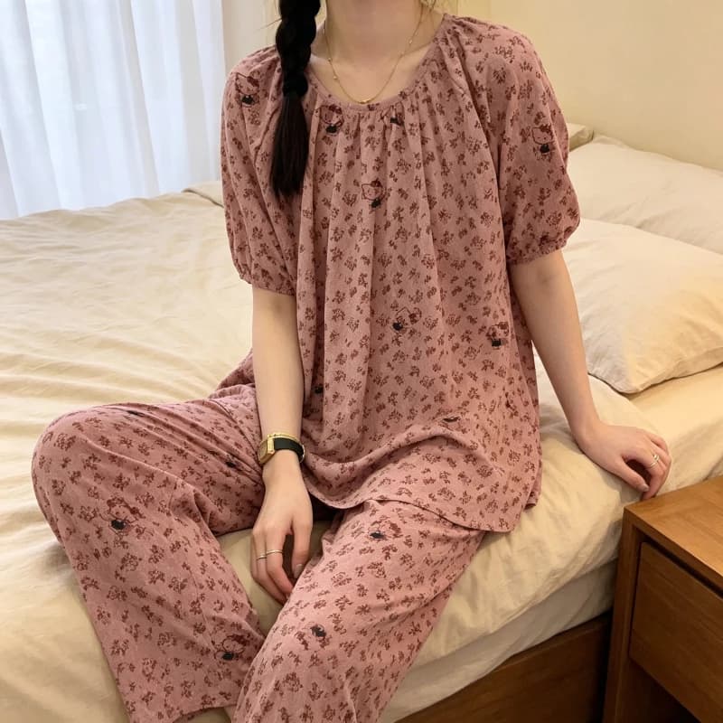 Bộ đồ ngủ mùa hè cho nữ – Họa tiết mèo & hoa nhỏ dễ thương – Áo tay ngắn + quần dài – Phong cách thoải mái, phong cách Hàn Quốc – Có thể mặc ở nhà hoặc ra ngoài – Chất cotton mềm mại, mặc nhà mát mẻ, thư giãn