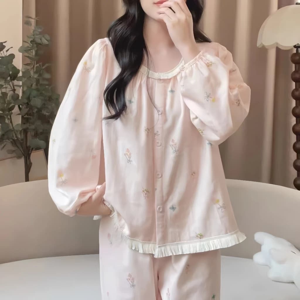 Bộ đồ ngủ mùa xuân thu cho nữ – Họa tiết hoa nhỏ, viền ren xinh xắn – Áo khoác mở tay dài + quần dài – Chất Cloud Cotton mềm mại – Phong cách nữ tính, ngọt ngào – Mặc nhà mát mẻ, thoải mái – Mẫu mới 2026