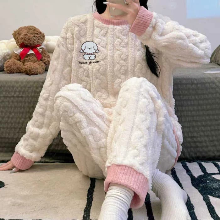 Bộ đồ ngủ flannel dài tay dành cho nữ, họa tiết dễ thương, phù hợp mặc ban đêm để giữ ấm.