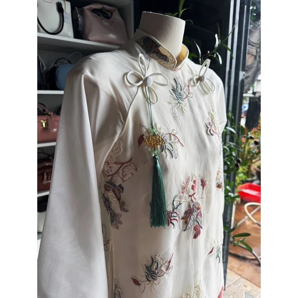 Áo dài hoa bướm trắng nâu (chưa bao gồm quần)