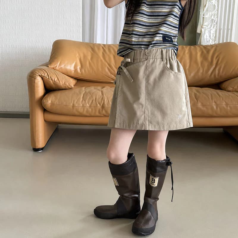 𝙉𝒆𝙬 2026 (13-50kg) Quần Short Kaki Giả Váy AMBBKIDS chất Mỏng Mềm Siêu Mát mùa Hè cho Bé Gái