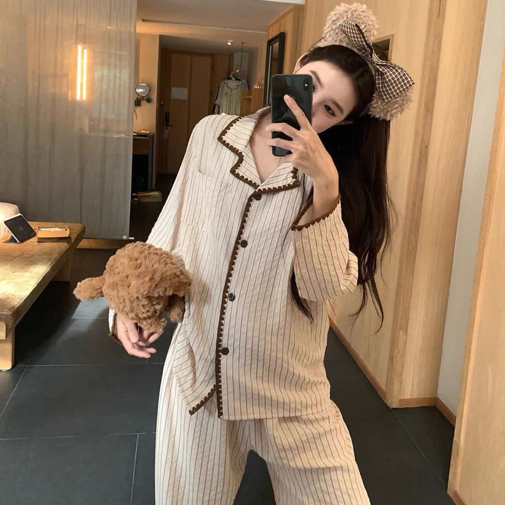 Order - Bộ Pijama Nữ Dài Tay Sọc Kem Viền Nâu Cổ Bẻ Chất Vải Đũi Nhăn