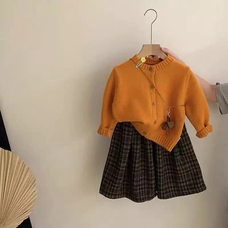 Bé Gái Phiên Bản Hàn Quốc Màu Trơn Dệt Kim Cardigan Mùa Thu 2026 Phong Cách Mới Phù Hợp Với Phong Cách Phương Tây Quần Kiểm Tra Bộ Đồ Hai Mảnh