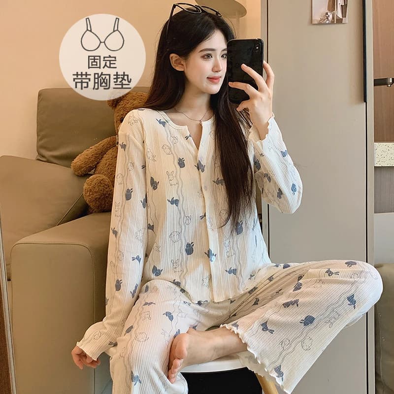 Bộ đồ ngủ cotton có đệm, thiết kế dài tay phù hợp mặc ở nhà.