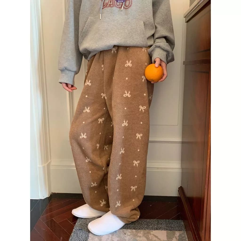 Quần pyjama flannel nữ màu nâu có nơ, thiết kế đơn giản, dày dặn và ấm áp dành cho mùa thu đông