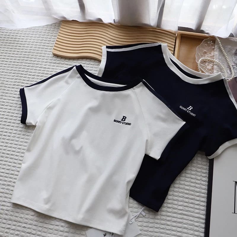 👕 ÁO THUN NỮ PHỐI VIỀN CỔ & TAY – LOGO BERRY STUDIO