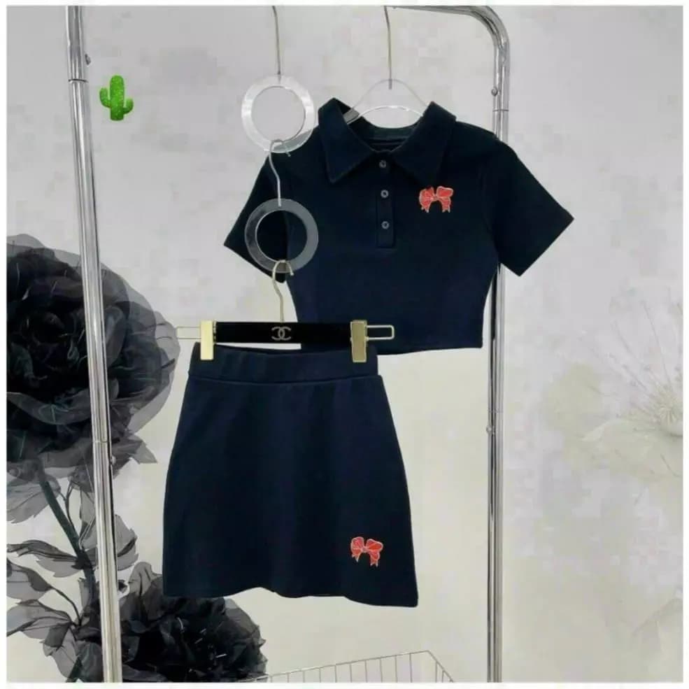 Sét bộ áo croptop cổ trụ cài nút in nơ bên , phối chân váy ngắn in nơ cực hot YBM