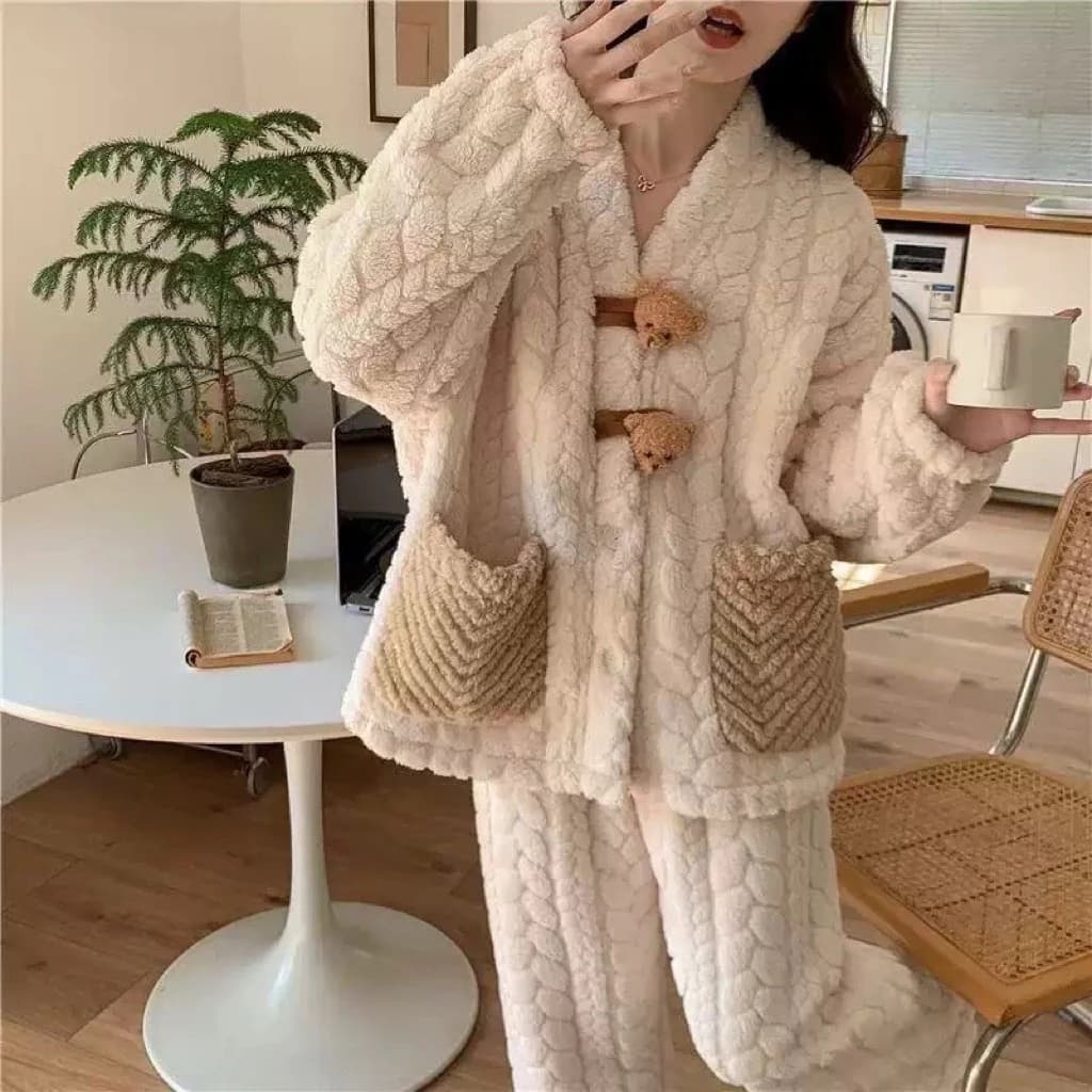 Bộ đồ ngủ nữ mùa đông lông cừu mềm mại, đồ ngủ dài tay cổ bẻ họa tiết gấu dễ thương