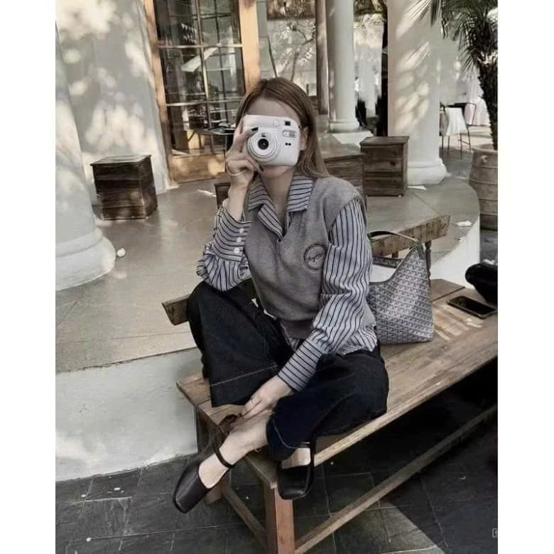 𝑴𝒐𝒏𝒔𝒕𝒂_𝒔𝒕𝒖𝒅𝒊𝒐//  Bộ áo sơ mi kẻ dài tay kết hợp với áo gile len xám thời trang cho mùa đông.