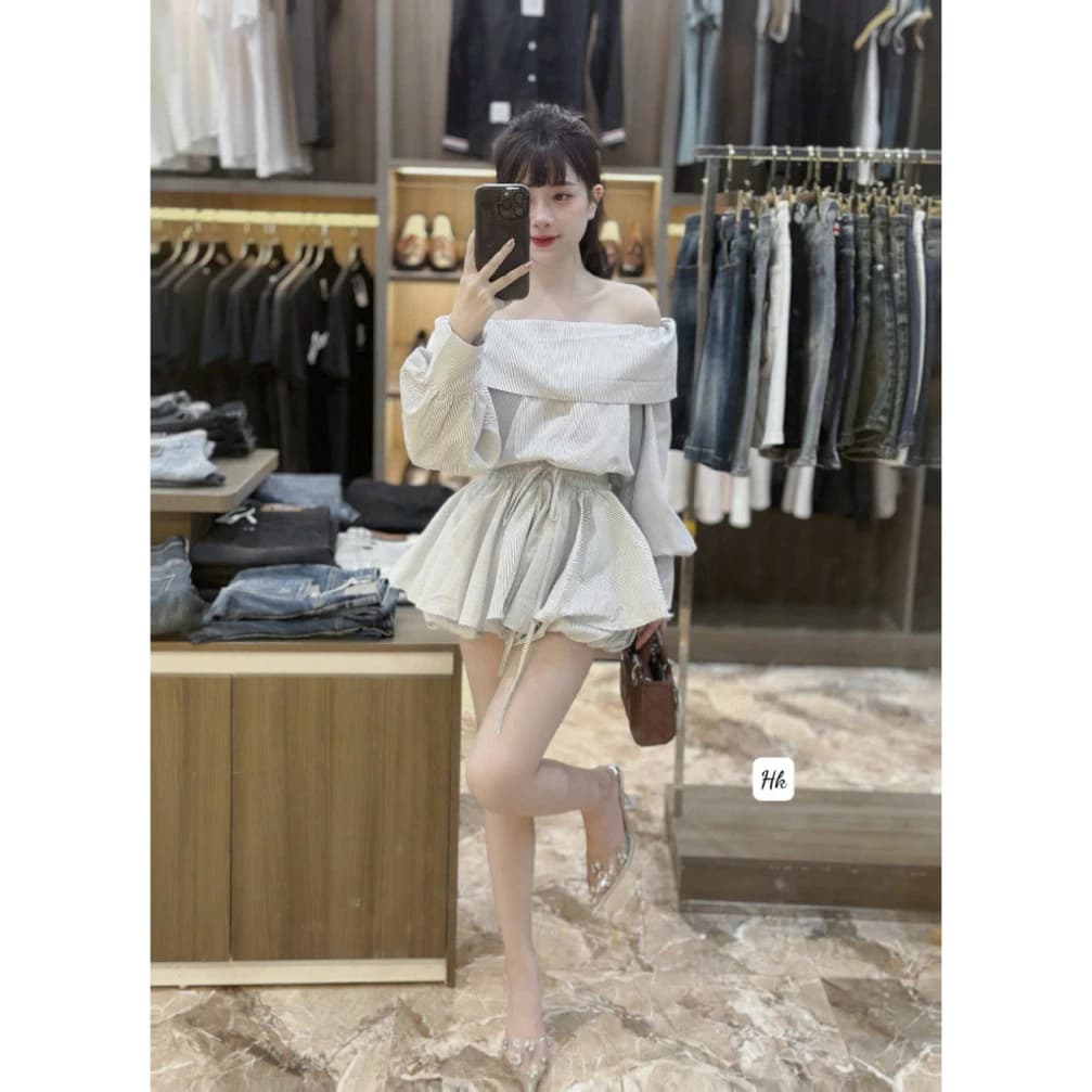𝑴𝒐𝒏𝒔𝒕𝒂_𝒔𝒕𝒖𝒅𝒊𝒐//  Set Jum Kẻ Trễ Vai Dáng Rộng Bèo Nhún – Xu Hướng Thời Trang Tiểu Thư Hàn Quốc Năm Nay