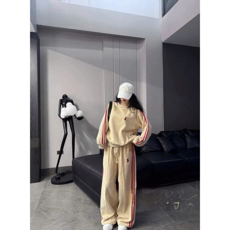 𝑴𝒐𝒏𝒔𝒕𝒂_𝒔𝒕𝒖𝒅𝒊𝒐//  Bộ Trang Phục Thể Thao Nữ Hình Naira Rộng Rãi, Nỉ Bông Thêu Ngựa Cao Cấp – Sweater & Quần D