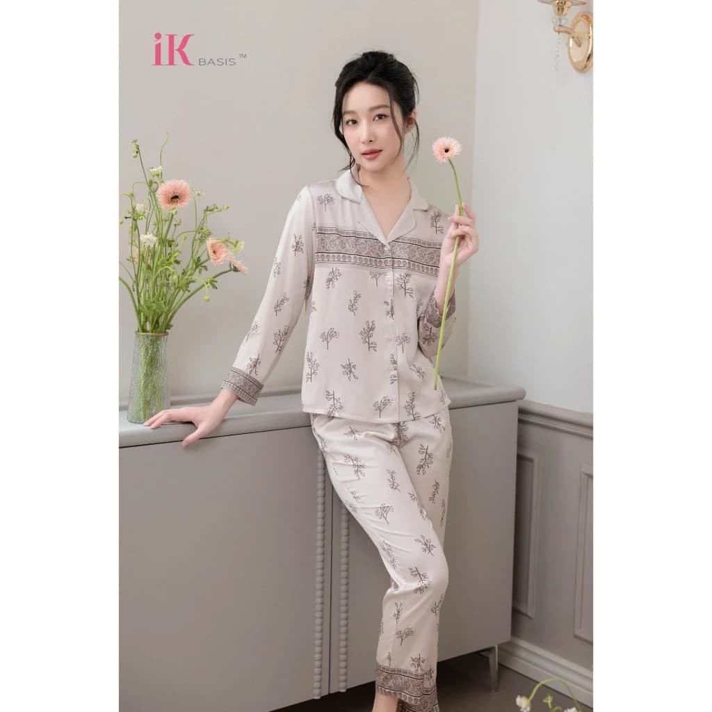 Set bộ lụa PIJAMA nhà IK cao cấp , chất lụa LUXURY mềm mịn nhẹ thoáng, hoaj tiết lá kẻ thổ ngang áo , áo dài quần dài