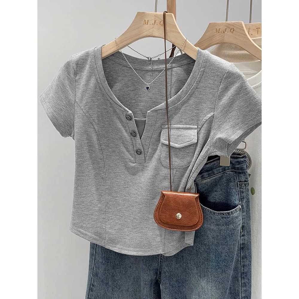Áo thun croptop có túi nắp, cổ chữ V, co giãn tốt, vải mềm mịn ôm body fit eo