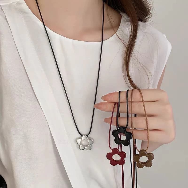 Dây chuyền bông hoa rỗng AK Acesstory hợp kim phong cách hợp kim cổ điển