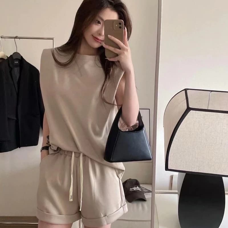 Set Đồ Bộ Nữ Thể Thao 2 Món Mùa Hè – Áo Không Tay Vai Vuông Phối Quần Short Thoải Mái Thời Trang Năng Động