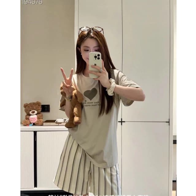 Bộ Đồ Ngủ Nữ Áo Thun Cotton In Hình Trái Tim + Quần Short Kẻ Sọc Dáng Rộng – Mặc Nhà Mùa Hè Mát Mẻ, Thoáng Khí