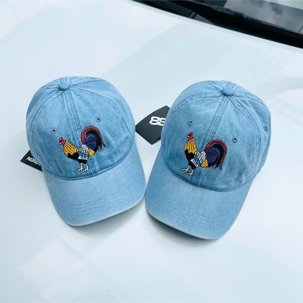 Mũ lưỡi trai Jean Gà cao cấp Hot 2026 Logo Hình Gà Sắc Nét chống nắng Nam/Nữ Thời Trang free size Hot Trend