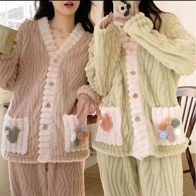 Bộ đồ lông mịn hai màu xanh/hồng đính hoa trên túi xinh xắn