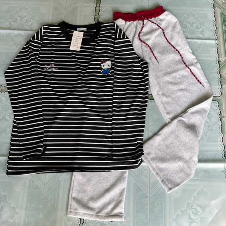 Sét Bộ Áo Kẻ Vằn In logo Kitty Mix Quần Dài Nỉ Xám Cạp Chun Màu Đen- Đỏ Basic Nữ Tính Mặc Thu Đông