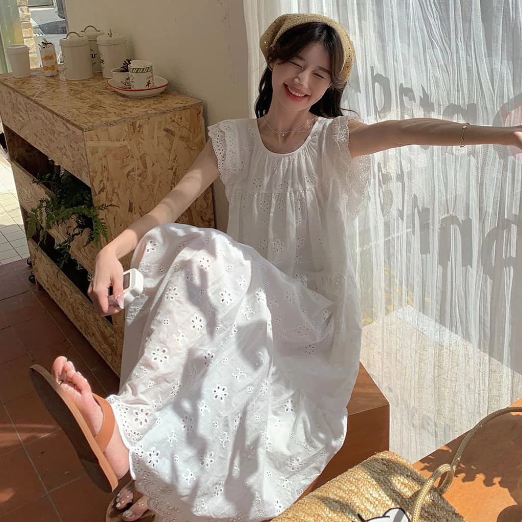 Váy maxi trắng cotton thêu hoa – Đầm babydoll dáng dài tiểu thư vintage