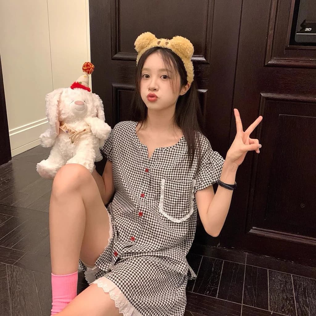 Set Pijama Nữ Caro Cúc Đỏ – Áo Cộc Tay + Quần Short Ren Dễ Thương