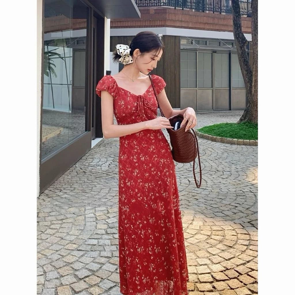Váy Hoa Nhí Đỏ Dáng Dài Cổ Rút Ngực – Đầm Maxi Nữ Tính Phong Cách Vintage Hàn Quốc