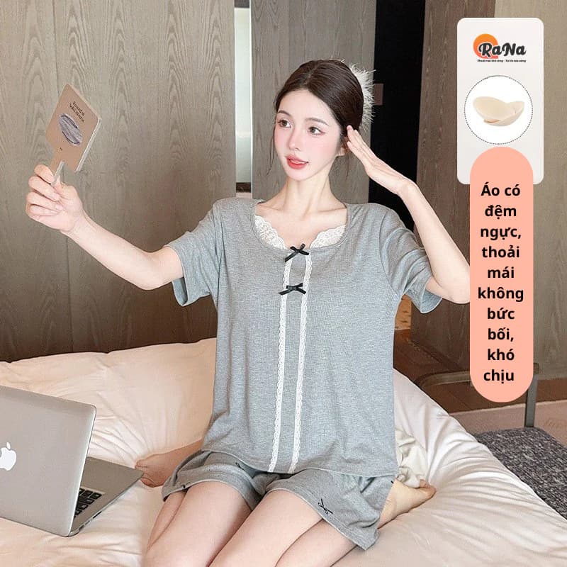 Đồ bộ tay lỡ đùi vải mát nhẹ có mút ngực sẵn, tôn dáng nhẹ nhàng, mặc ở nhà cực dễ chịu.