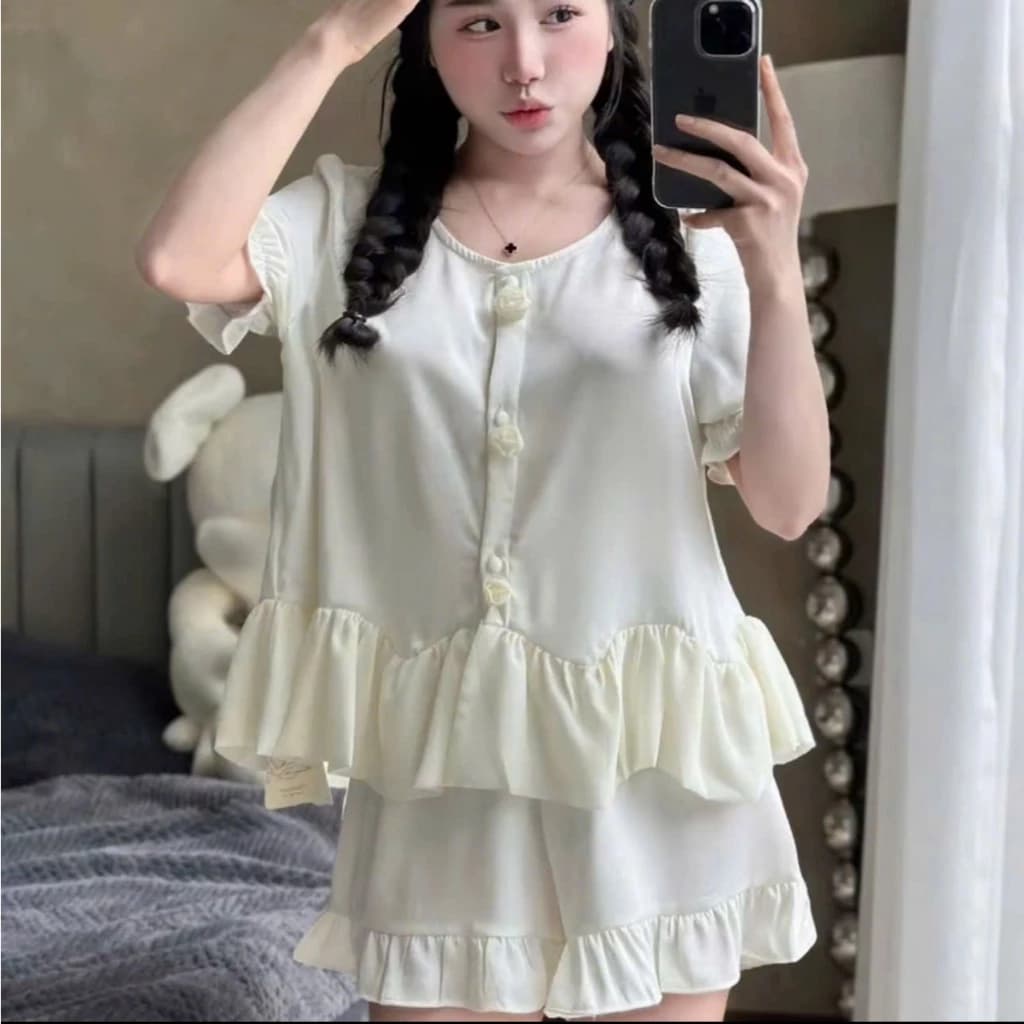Pijama cổ tròn phối hoa cúc bọc ,Bộ lụa cộc tay quần đùi xinh sắn (A014)