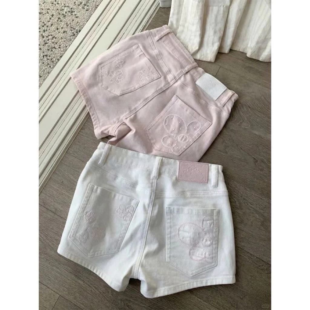 𝐘𝐮𝐫𝐢.𝐬𝐭𝐨𝐫𝐞 Quần Jeans Thêu Hoa Đính Đá Tôn Dáng Cute Mẫu Mới 2026