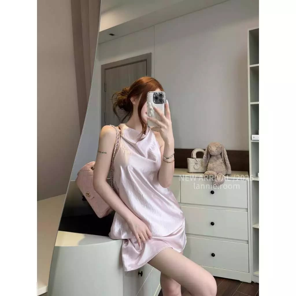 LYN- SET ÁO LỤA NHŨ BÓNG HỒNG HỞ LƯNG DÂY DÀI MIX CHÂN VÁY NGẮN NỮ LANNIE ROOM
