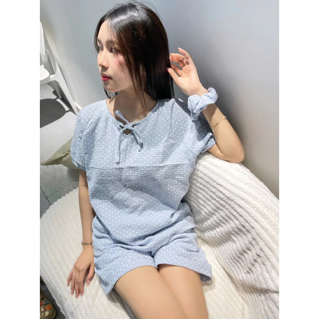 pyjama chấm bi nền xanh. cổ tròn tay ráp lăng dễ thương(38-80kg)
