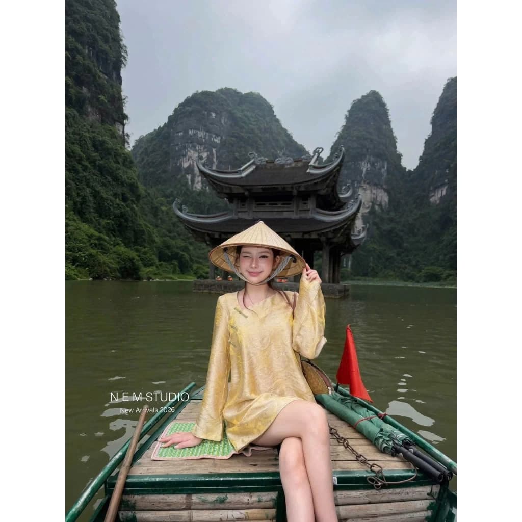 lyn- ĐẦM VÁY GẤM VÀNG ĐÍNH NƠ LỆCH DÁNG NGẮN NỮ KHANHLE RK