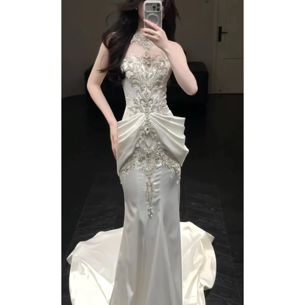 Váy Dạ Hội Trắng Đính Đá Lấp Lánh Dáng Ôm Cổ Yếm Sang Trọng Nơ Draping Tà Dài Thanh Lịch