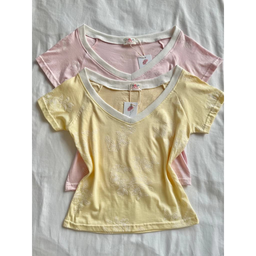 MOLLYE - CHICO TOP| Áo thun nữ tay ngắn vải mỏng, vải Cotton thêu hoạ tiết áo cổ tim, màu pastel dễ thương
