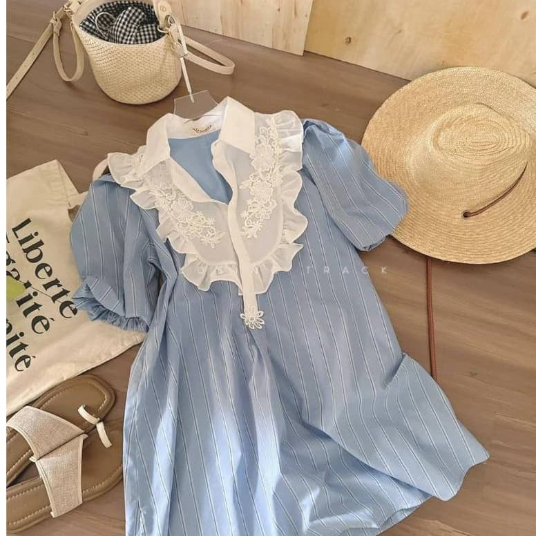 ĐẦM SƠ MI SỌC XANH DƯƠNG CỔ BÈO REN HOA NỔI, ĐẦM NỮ TIỂU THƯ | MEOINDAHOUSE
