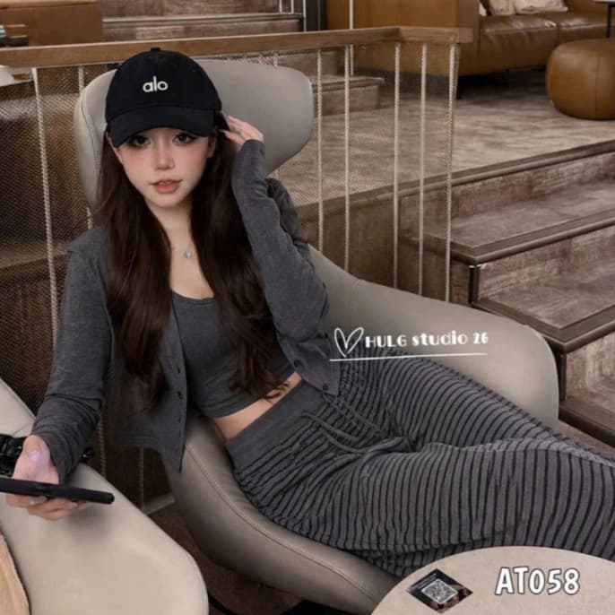 Set 3 chi tiết: áo hai dây có mút, áo cardigan và quần kẻ suông chất zip mềm mại thu đông
