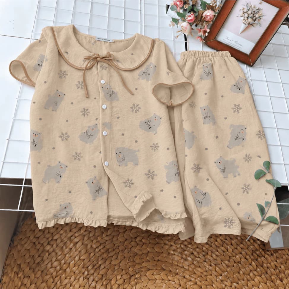 Bộ đồ ngủ cổ tim quần lửng cổ viền ren chất đũi mềm mại thoáng mát và thấm mồ hôi tốt