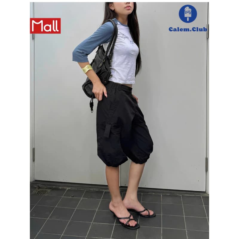 Calem.Club – Quần Dù Lửng CAPRI PARACHUTE form cạp trễ ống rộng, vải dù nhăn, lưng chun gấu rút dây phong cách Y2K
