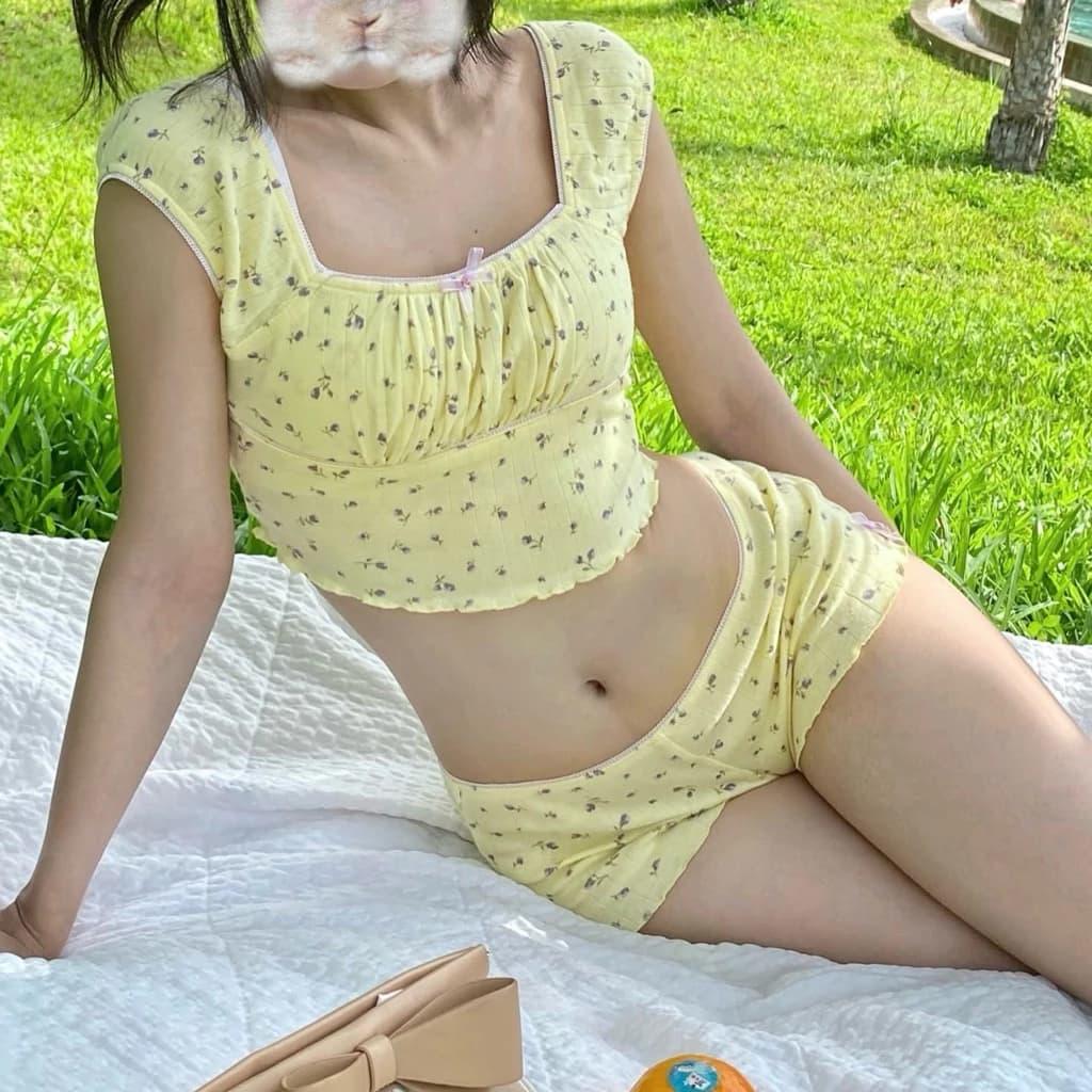 Rosa Set – Thiết Kế Hoa Nhí Cổ Vuông Dáng Xinh, Chất Vải Cotton Thông Hơi Mịn Mát, Thấm Hút Tốt, Kèm Viền Ren Và Nơ Nhỏ.