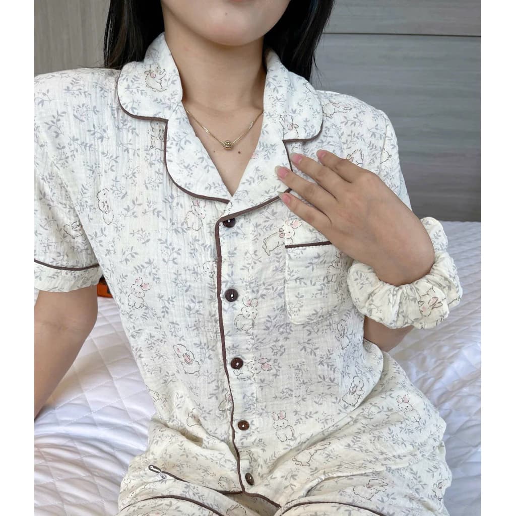 Bộ pyjama xô muslin màu thỏ tai hồng 38-75kg. vải mềm mịn,thoáng mát an toàn cho da. có cả lưng thun cho mẹ bầu(nếu cần)