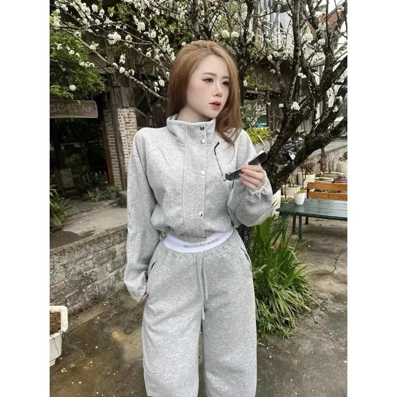 Set Nỉ Bông Cổ Cao Dáng Croptop Đính Cúc,Bộ Đồ Thu Đông Áo Khoác Dáng Ngắn Kèm Quần Ống Rộng Phối Cạp Chữ Màu Xám
