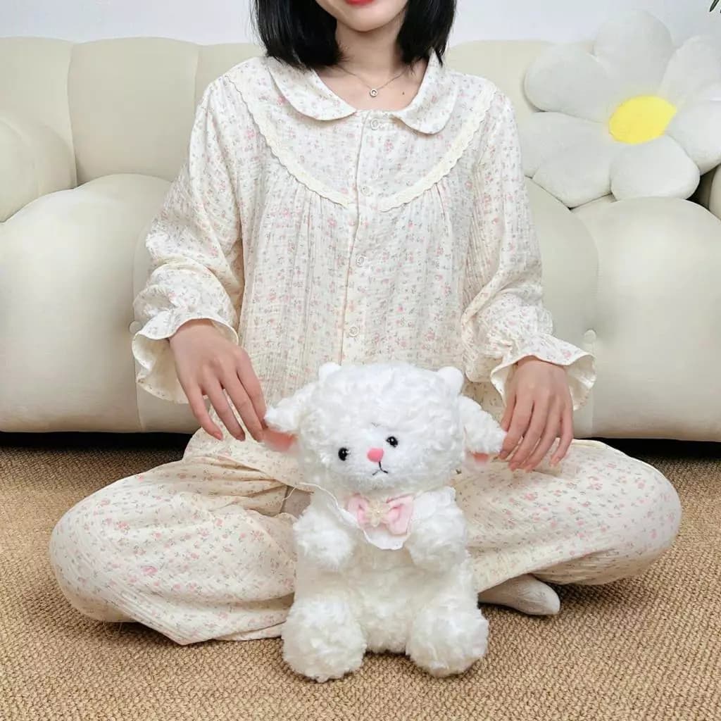 Bộ đồ ngủ cổ sen tay dài quần dài phối ren chất liệu xô Muslin mềm mại và thoáng khí