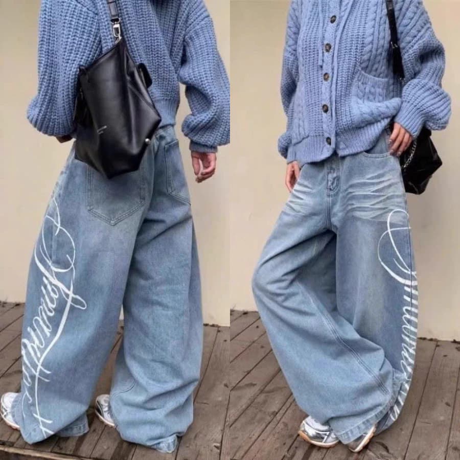 [DEAL MỞ BÁN]Quần jean baggy ống siêu rộng, màu xanh nhạt vintage, hiệu ứng nhăn trước hông và in chữ lớn dọc 1 ống quần